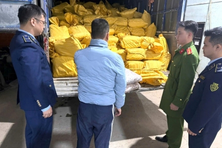 Cao Bằng tạm giữ gần 12 tấn chân gà không rõ nguồn gốc