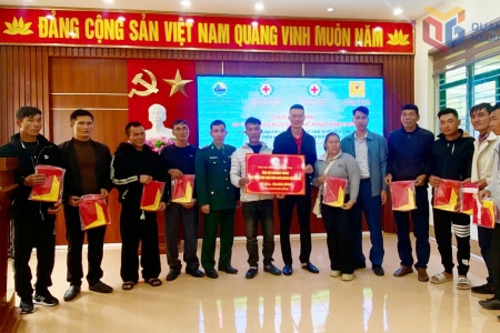 Quảng Ninh trao kinh phí hỗ trợ sinh kế cho ngư dân khó khăn tại đặc khu Vân Đồn