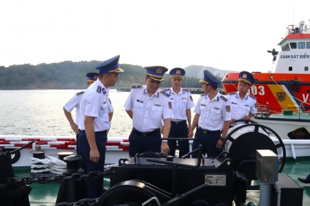 Phó Tư lệnh - Tham mưu trưởng Cảnh sát biển Việt Nam thăm, làm việc với Hải đội 401
