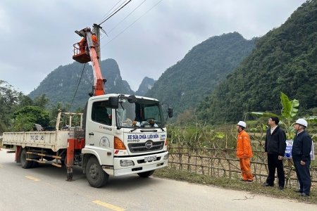 EVNNPC tiếp tục chung tay khắc phục hậu quả thiên tai, cùng khách hàng sử dụng điện an toàn, ổn định