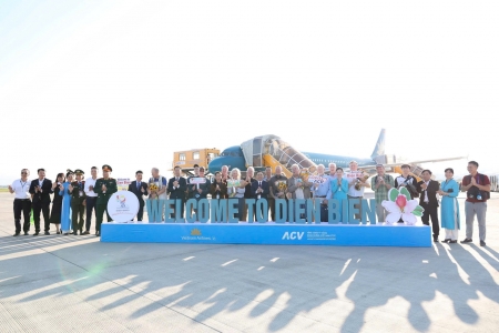 Điện Biên nồng nhiệt đón chuyến bay đầu tiên mang du khách đến với năm du lịch 2026
