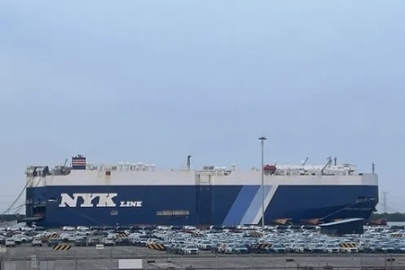 Tàu chở 860 xe ô tô nhập khẩu đầu tiên của năm 2026 cập cảng TP. HCM