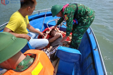 Bộ đội Biên phòng Quảng Ninh kịp thời cứu 6 ngư dân gặp nạn trên biển