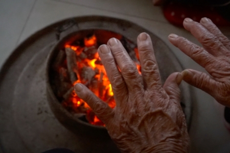 Hà Nội chuyển rét do không khí lạnh, cảnh báo ngộ độc bếp than