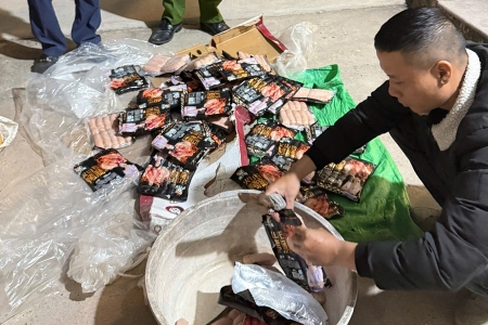 Bắc Ninh: Phát hiện, xử lý hơn 3 tạ xúc xích không rõ nguồn gốc