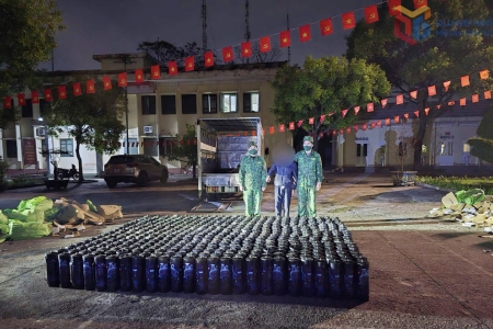 Đồn Biên phòng Đồng Văn: Phát hiện vụ vận chuyển trái phép 472 bình khí cười