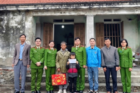 Công an xã Yết Kiêu trao quà, hỗ trợ các cháu nhận đỡ đầu nhân dịp đầu năm mới 2026