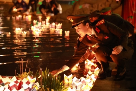 Linh thiêng lễ hoa đăng tri ân các anh hùng liệt sĩ trên sông Thạch Hãn