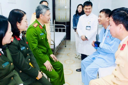 Lãnh đạo Công an tỉnh Thanh Hóa thăm, động viên cán bộ bị thương khi làm nhiệm vụ