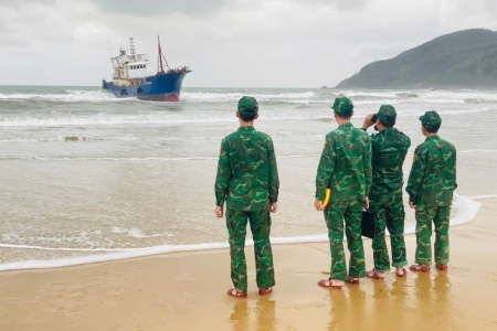 Bộ đội Biên phòng tỉnh Quảng Ngãi phát hiện tàu nước ngoài trôi dạt trên biển