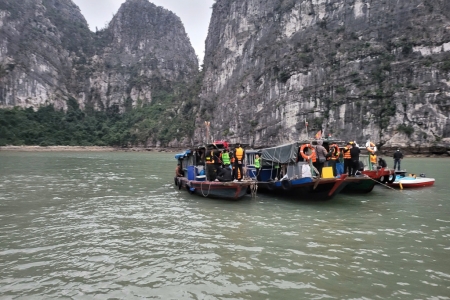 Quảng Ninh: Đột kích "sới bạc" trên biển, tạm giữ 30 đối tượng