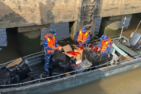 Quảng Ninh: Cảnh sát biển thu giữ 500 kg pháo nổ vận chuyển trái phép trên biển