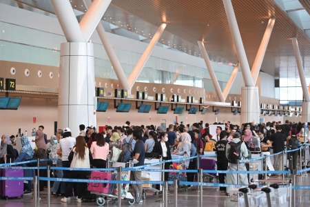 Vé máy bay Tết “xa tầm tay” với nhiều người lao động