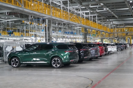 Thị trường ô tô Tết 2026: Sức mua lập đỉnh và cuộc đổ bộ của "làn sóng xanh"