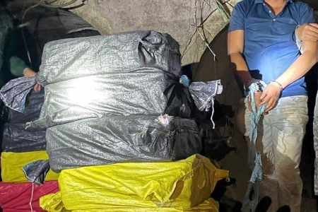 Quảng Ngãi: Bắt quả tang ghe chở 357 kg pháo lậu từ Campuchia về Việt Nam