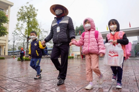 Nhiều trường tiểu học ở Hà Nội lùi giờ vào lớp vì rét dưới 10 độ C