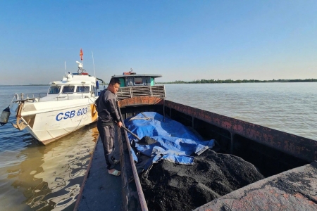 Cảnh sát biển bắt giữ tàu vận chuyển 200 tấn than không rõ nguồn gốc