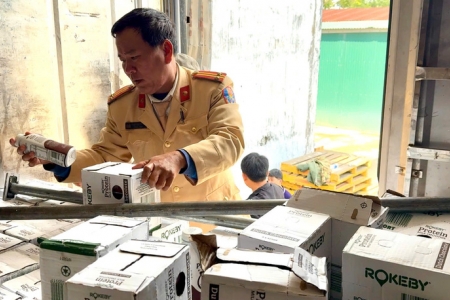 Tp. Huế: Phát hiện, xử lý xe đầu kéo vận chuyển hơn 10 tấn hàng hóa không rõ nguồn gốc