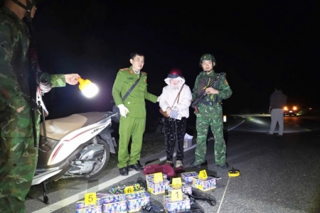 Quảng Trị: Bắt giữ đối tượng nữ vận chuyển pháo hoa nổ qua địa bàn biên giới