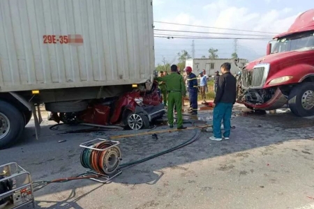 Tai nạn liên hoàn giữa 4 ô tô khiến quốc lộ 1 qua Hà Tĩnh tê liệt