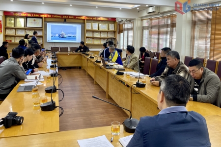 Quảng Ninh kiên quyết không để tình trạng đeo bám, bán hàng rong trên Vịnh Hạ Long