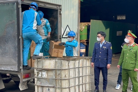 Hưng Yên: Tiêu hủy hơn 2.200 chai rượu nhập lậu