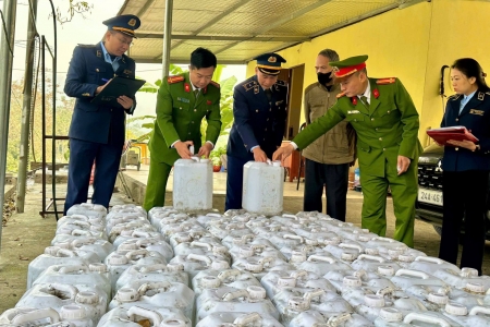 Phát hiện 2.260 lít rượu trắng không nhãn mác tại nhà kho Công ty chè Trần Phú