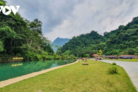 Chủ tịch Hồ Chí Minh - Người mang mùa xuân về núi rừng Việt Bắc