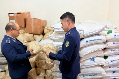 Phát hiện, tạm giữ hơn 3 tấn thực phẩm không rõ nguồn gốc trước Tết Nguyên đán