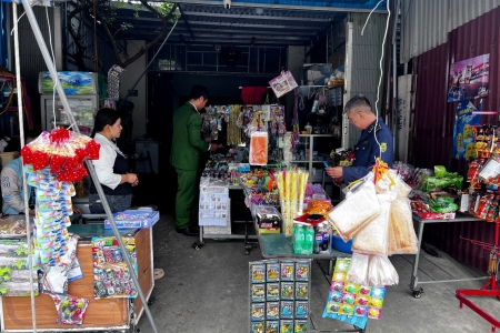 Thanh Hóa: Siết chặt quản lý thực phẩm cổng trường học, tiêu hủy nhiều bánh kẹo nhập lậu