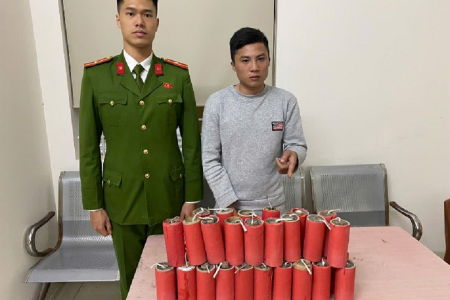 Hà Nội: Bắt quả tang đối tượng tàng trữ hơn 17kg pháo nổ và heroin trước cổng bệnh viện
