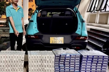 Tây Ninh phát hiện ô tô chở 2.000 gói thuốc lá lậu trên QL22