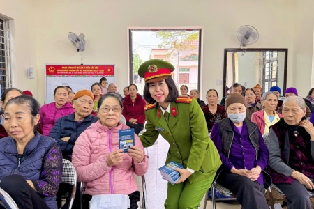 Công an xã Kiến Thụy: Tuyên truyền quy định liên quan đến thu hồi vũ khí, vật liệu nổ, công cụ hỗ trợ và pháo