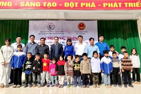 Thanh Hóa: Tặng quà cho trẻ em có hoàn cảnh đặc biệt khó khăn nhân dịp Tết