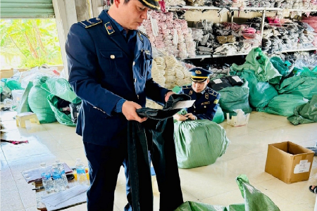 Đội QLTT số 8 tỉnh Thanh Hóa xử lý hàng loạt vi phạm hàng giả, an toàn thực phẩm dịp cận Tết