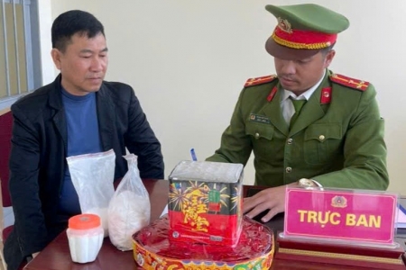 Công an đặc khu Cát Hải vận động nhân dân giao nộp 14,5 kg pháo nổ và 2 khẩu súng