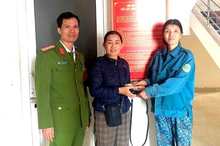 Quảng Trị: Người phụ nữ thu mua ve chai nhặt được túi chứa tiền, vàng tìm người trả lại