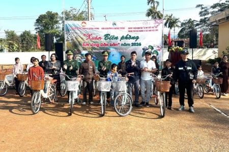 Quảng Trị: Trao hơn 800 suất quà cho học sinh và đồng bào nơi biên cương