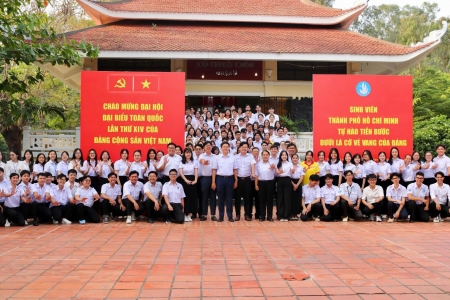 Sinh viên TP. HCM chào cờ hướng về Đại hội đại biểu toàn quốc lần thứ XIV của Đảng