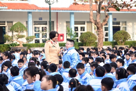 Công an Hải Phòng tuyên truyền an toàn giao thông tại Trường Tiểu học Núi Đèo