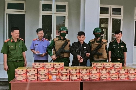 Tây Ninh: Bắt giữ đối tượng vận chuyển gần 100kg pháo hoa nổ qua biên giới