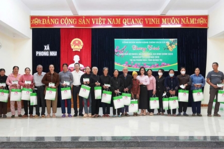 Quảng Trị: Trao 100 suất quà Tết cho các hoàn cảnh khó khăn