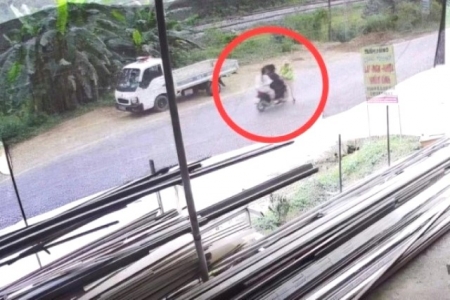 Quảng Trị: Xe máy chở 3 người không chấp hành hiệu lệnh, tông trọng thương CSGT