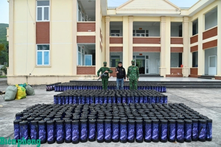 Quảng Ninh: Trao thưởng "nóng" vụ bắt giữ hơn 1.300 bình khí cười trên biển