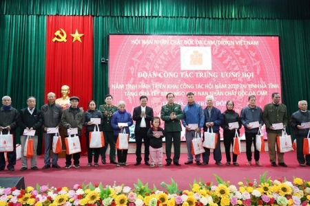 Trao quà Tết cho nạn nhân chất độc da cam/dioxin ở Hà Tĩnh