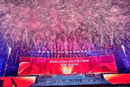 Hà Nội rực sáng pháo hoa chào mừng thành công Đại hội XIV của Đảng