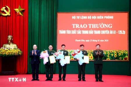 Thưởng nóng lực lượng bắt đối tượng vận chuyển trái phép hơn 1 tấn pháo hoa nổ từ Lào về Việt Nam tiêu thụ