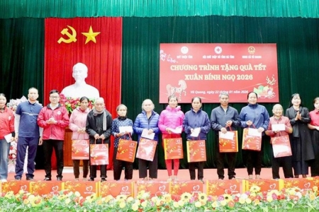 Vingroup trao gần 4,2 tỷ đồng quà Tết cho các hộ gia đình khó khăn ở Hà Tĩnh