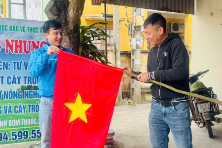 Đoàn Thanh niên Cộng sản Hồ Chí Minh xã Thái Tân trao tặng cờ Tổ quốc cho các hộ dân