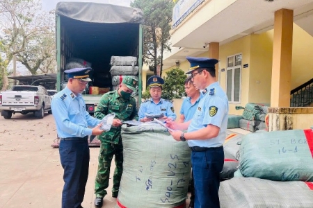 Quảng Trị: Bắt giữ xe tải chở hơn 1.500 sản phẩm dệt may giả mạo nhãn hiệu